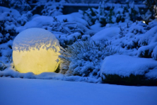 Venkovní svítící koule pod pokrývkou sněhu  