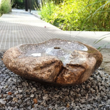 Vrtaný kámen s pítkem pro zahradní fontánu