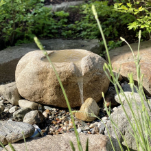 Zahradní fontána z přírodního kamene s pítkem 