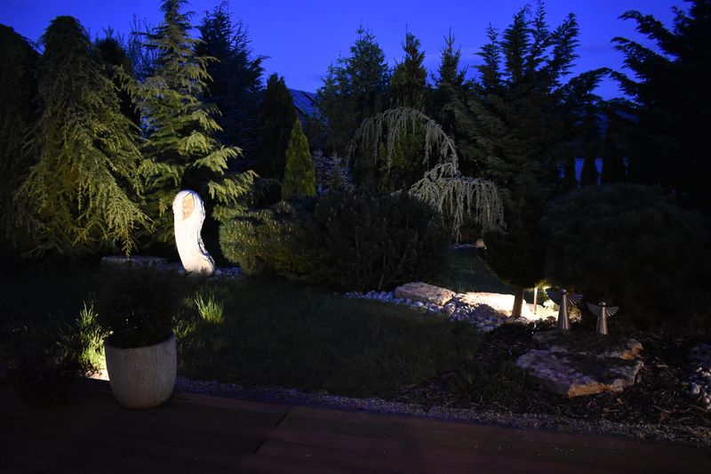Dekorativní osvětlení sochy v zahradě 