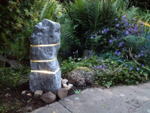 Dekorativní svítící kámen v zahradě