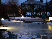 Ledová plocha a ještě k tomu podsvícená, ideální pro zahájení hokejové sezóny :-)  