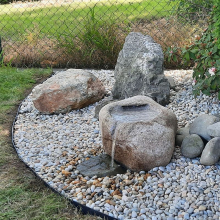 Přírodní vrtaný kámen s pítkem na zakázku pro zahradní fontánu 