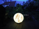 Svítící venkovní svítidlo ve tvaru koule s povrchovou úpravou přírodním pískovcem od Epstein-Design 