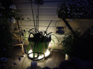 Venkovní svítidlo TULI 1975 se hodí jako svítící podstavec pod květináč. Na terase dokáže vytvořit příjemnou atmosféru. 