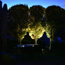 Zahradní osvětlení u venkovního posezení 